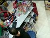 Жена си прибира портфейл, забравен от клиентка преди нея в магазин (видео)
