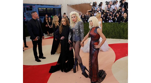 Лейди Гага мина по червения килим по чорапогащник и тоалет на ателие “Версаче”, а до нея беше самата Донатела Версаче.