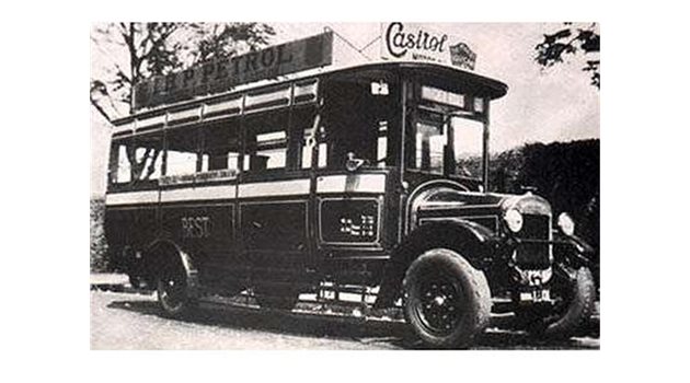 АТРАКЦИЯ: Автобусът на единадесетте белгийци дори носел една от първите реклами на маслата "Кастрол"