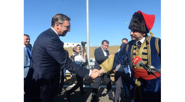 Известният сръбски актьор Ненад Йездич, облечен като княз Милош Велики, посреща Александър Вучич на церемонията по откриването на магистралата.
