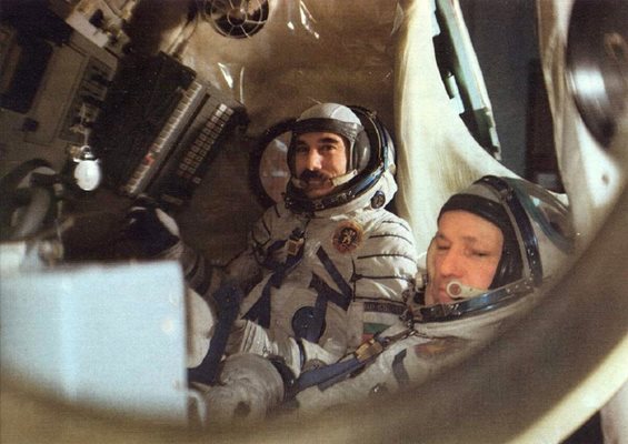 "168 часа": Георги Иванов на 82 г. - пред лицето на смъртта в Космоса с шеги за мустаците му  под скафандъра