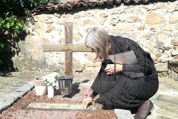 Дарина Костадинова пали свещичка на гроба на светия човек