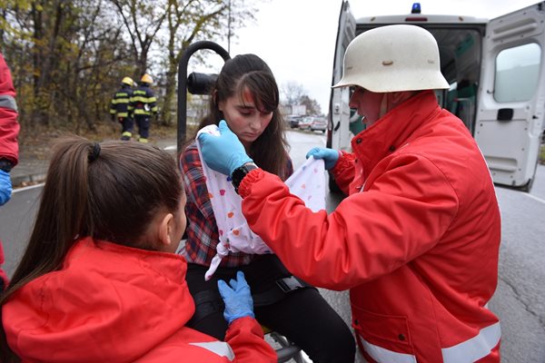 Във Варна се проведе обучение за ликвидиране последствията от тежка катастрофа
Снимка: Орлин Цанев