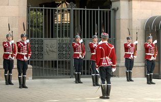 Чужденци чупят бариерата на президентството, вандалите са задържани