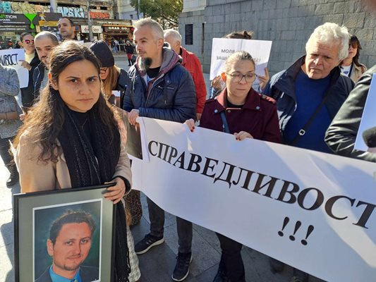 Протест на близки на убития Пейо Пеев срещу освобождаването на Габриела Славова пред Съдебната палата
Снимка: Велислав НИКОЛОВ