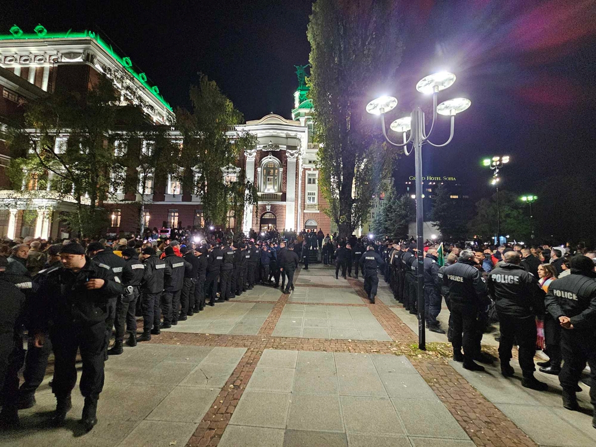 Актьори и студенти бранят постановката на Малкович, полицаи с кордон пред Народния театър (Обновена, видео, снимки)