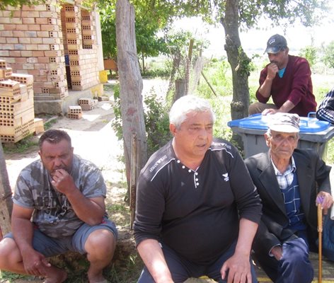 Съседи от ул. "Младост" в поморийското село разговарят пред къщата на Адамови. Те все още не могат да се успокоят след безсънната нощ и преживения ужас/ Снимки: Диана Саватева