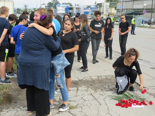 Съученици на убитата на зебра Ана-Мария, поднасят съболезнования на майка й Ивелина Иванова. СНИМКИ: Авторката