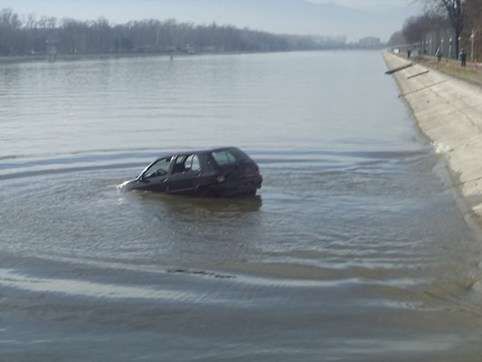 След като бе блъсната от джипа, колата падна във водата