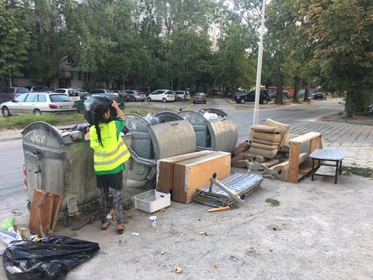 Анка от "Столипиново" чисти на ул. "Белица" в престижния район "Западен" и се възмущава от струпаните вехтории пред блоковете.