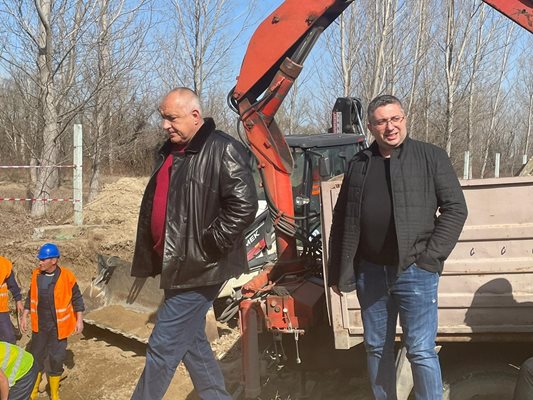 Премиерът Бойко Борисов и зам.-строителният министър Николай Нанков в Брестовица.