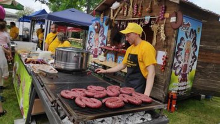 Скарите пушат от сутринта в Горна Оряховица

Снимки: Дима Максимова