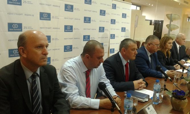 Изпълнителният директор на “Идеал Стандарт - Видима” Ярослав Дончев (третият от ляво на дясно) обявява продажбите на компаният