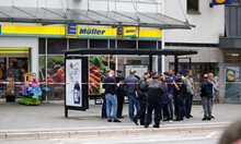 Минувачи заловили мъжа с нож от Хамбург  (Видео)