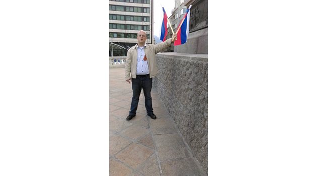 Коцев недоумява, че го наричат комунист заради снимката с руските знамена.