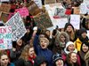Стотици демонстранти в Лондон се обявиха в защита на правата на жените