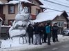 Румънци направиха Великденски заек от сняг (Видео)