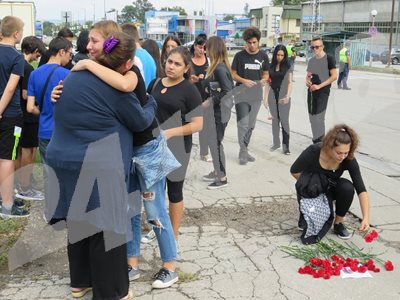 Съученици на убитата на зебра Ана-Мария, поднасят съболезнования на майка й Ивелина Иванова. СНИМКИ: Авторката