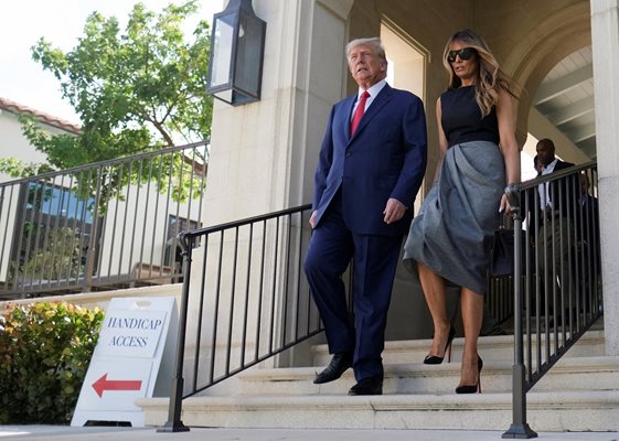 Доналд Тръмп заедно със съпругата си Мелания излиза от избирателна секция във Флорида.