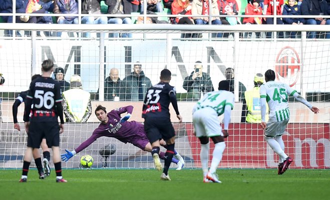 Арман Лориенте отбелязва 4-и гол във вратата на "Милан" от дузпа.

СНИМКА: РОЙТЕРС