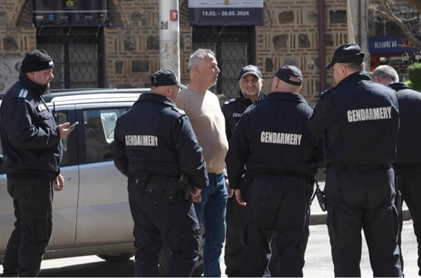 Задържаният от полицията мъж. СНИМКИ: Йордан Симеонов и Георги Кюрпанов