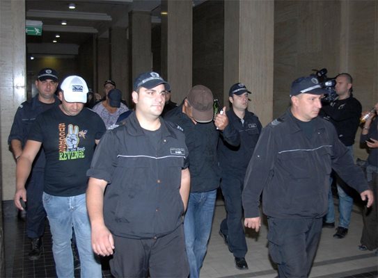 Полицаи конвоират задържани при операция “Палките 2” в Съдебната палата през 2011 г.