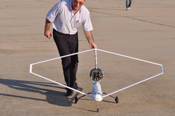 Професор Димо Зафиров с дрона “Съчленено крило”, който е патентован. Той може да излита хоризонтално и вертикално. СНИМКА: КОЛЕКЦИЯ НА ПРОФ. ДИМО ЗАФИРОВ