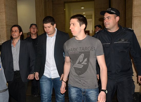 Водят под  конвой Момчил Милчов, Джоно Младенов и Иво Тилков в съда през 2013 г.