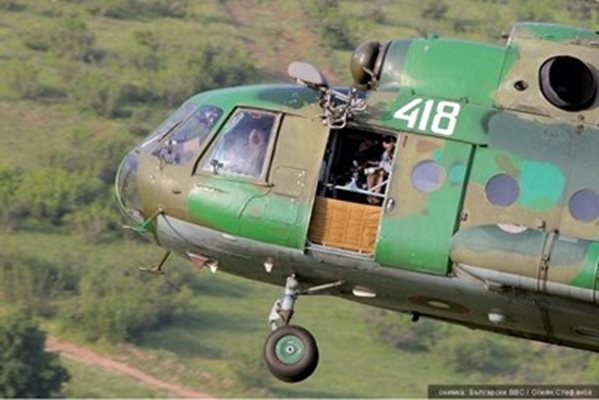 Два вертолета Ми-17 от състава на Военновъздушните сили се включиха днес в гасенето на големия горски пожар в района на Кресненското дефиле Снимка: ВВС
