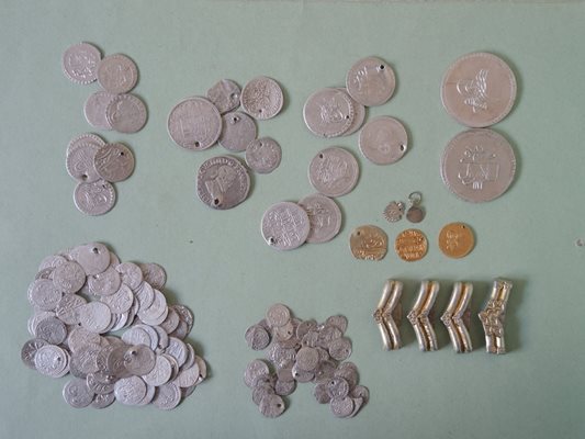 Повечето от монетите, открити в Ахтопол, са пробити и вероятно са били част от накити.