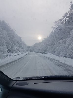 Отново заледени пътища след падналия сняг