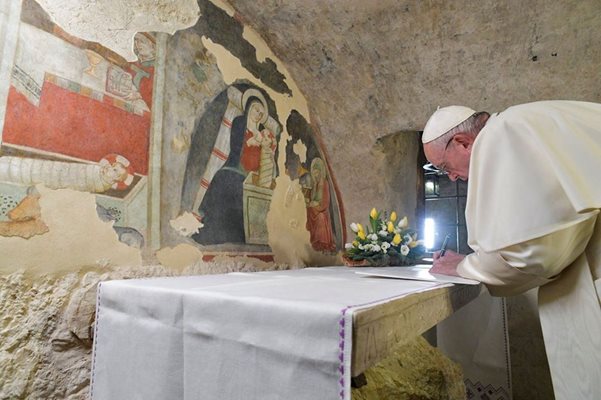 Папа Франциск пред творбата на Джото
СНИМКА: РОЙТЕРС