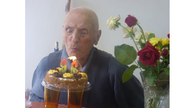 Рожденикът Илия Карагонов духна от раз свещичките от тортата, което всички разтълкуваха като добър.