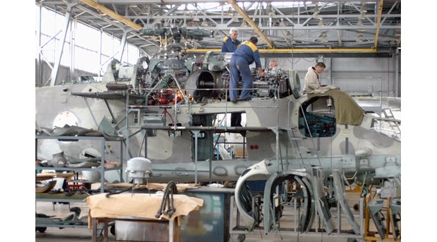 Хеликоптер на ремонт в завода ТЕРЕМ-Летец. Той и “Авионамс” имат възможности да ремонтират съветски вертолети.