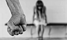 Доведеният баща на 15-годишната българка на о. Крит бил съгласен да бъде изнасилвана
