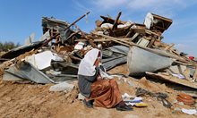 Израелска жена седи до останки от жилищаето си, разрушено от израелски булдозери в Ум Ал Хиран