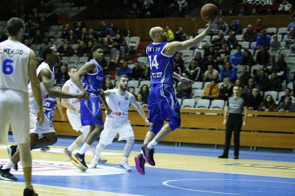 Йордан Бозов поднася топката към коша на "Левски София". Ветеранът завърши с 10 точки.