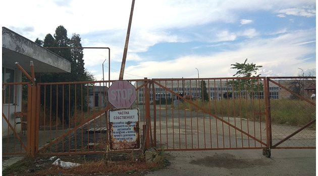 Фабриката за производство на нелегални цигари е затворена от 18 юли, когато ГДБОП атакува бившата мандра. СНИМКА: ЕЛЕНА ФОТЕВА