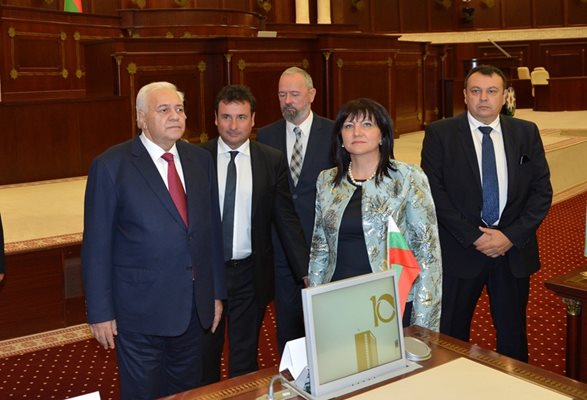 Караянчева на посещение в Азербайджан СНИМКИ: Народното събрание