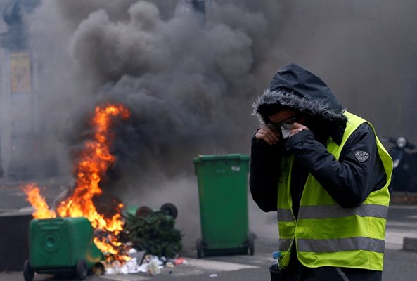 Момент от протестите в Париж Снимка: Ройтерс