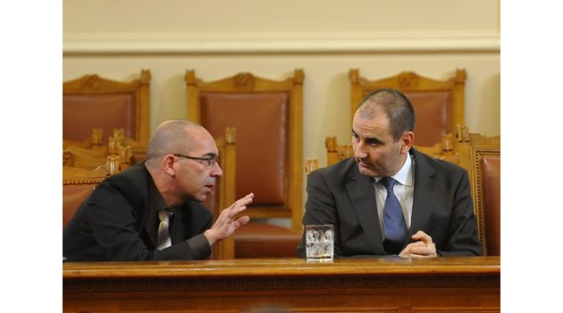Бившият министър на здравеопазването Стефан Константинов (вляво) и Цветан Цветанов в деня, когато СРС-тата са прочетени от трибуната на парламента.