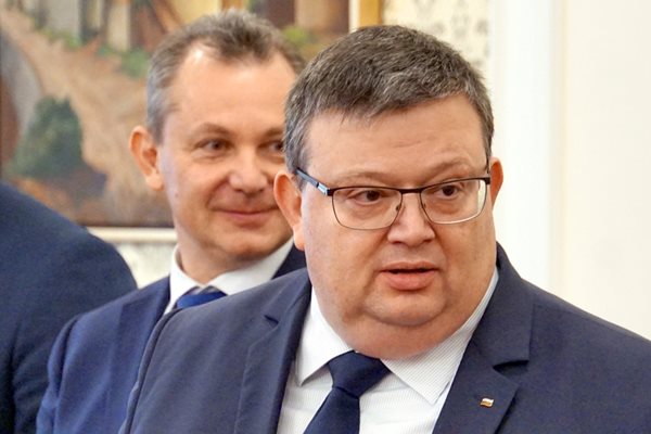 Главният прокурор Сотир Цацаров. Зад него е шефът на ДАНС Димитър Георгиев