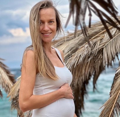Актрисата Дария Симеонова показа наедрялото си бременно коремче