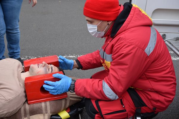 Във Варна се проведе обучение за ликвидиране последствията от тежка катастрофа
Снимка: Орлин Цанев