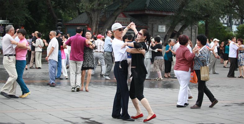 Един от многобройните паркове в 3-милионния град Урумчи, където хора от различни възрасти се събират на танци.