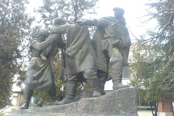 Паметникът на Трънския отряд в град Трън
