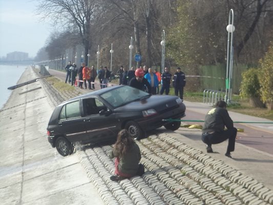 Потъналата кола бе извадена