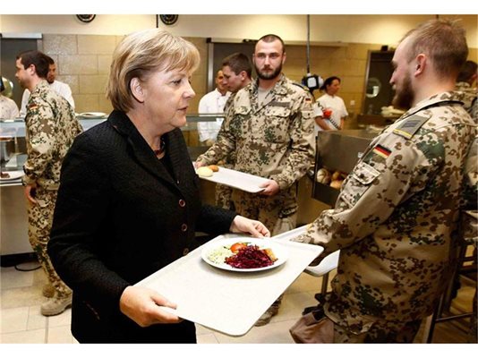 Канцлерът Ангела Меркел опита войнишка кухня при посещението си в Афганистан.
