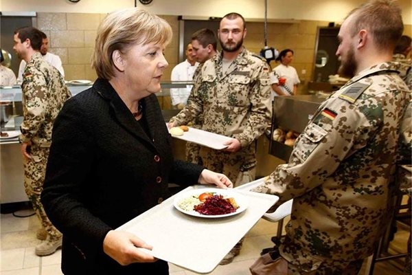 Канцлерът Ангела Меркел опита войнишка кухня при посещението си в Афганистан.
