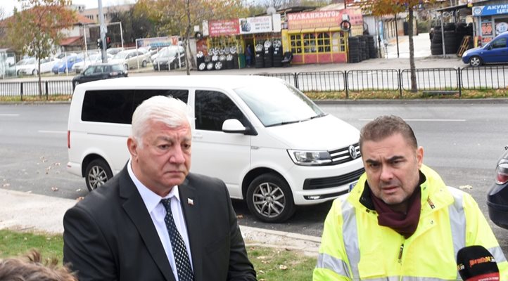 Здравко Димитров и Пламен Райчев посетиха бул. "Христо Ботев", където е положен магистрален водопровод и нов асфалт.